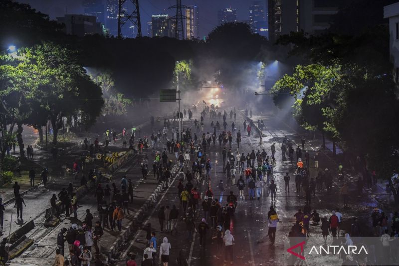 Cara Aman Berkendara Saat Terjebak Dalam Aksi Unjuk Rasa